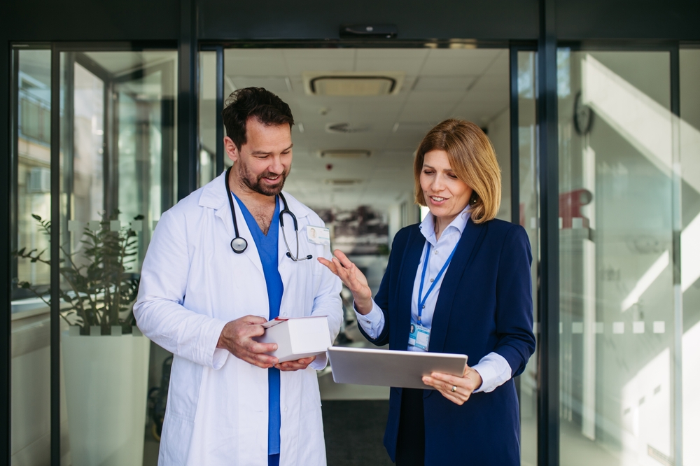 Confident,Female,Medical,Sales,Representative,Introducing,Pharmaceutical,Products,To,Doctor.